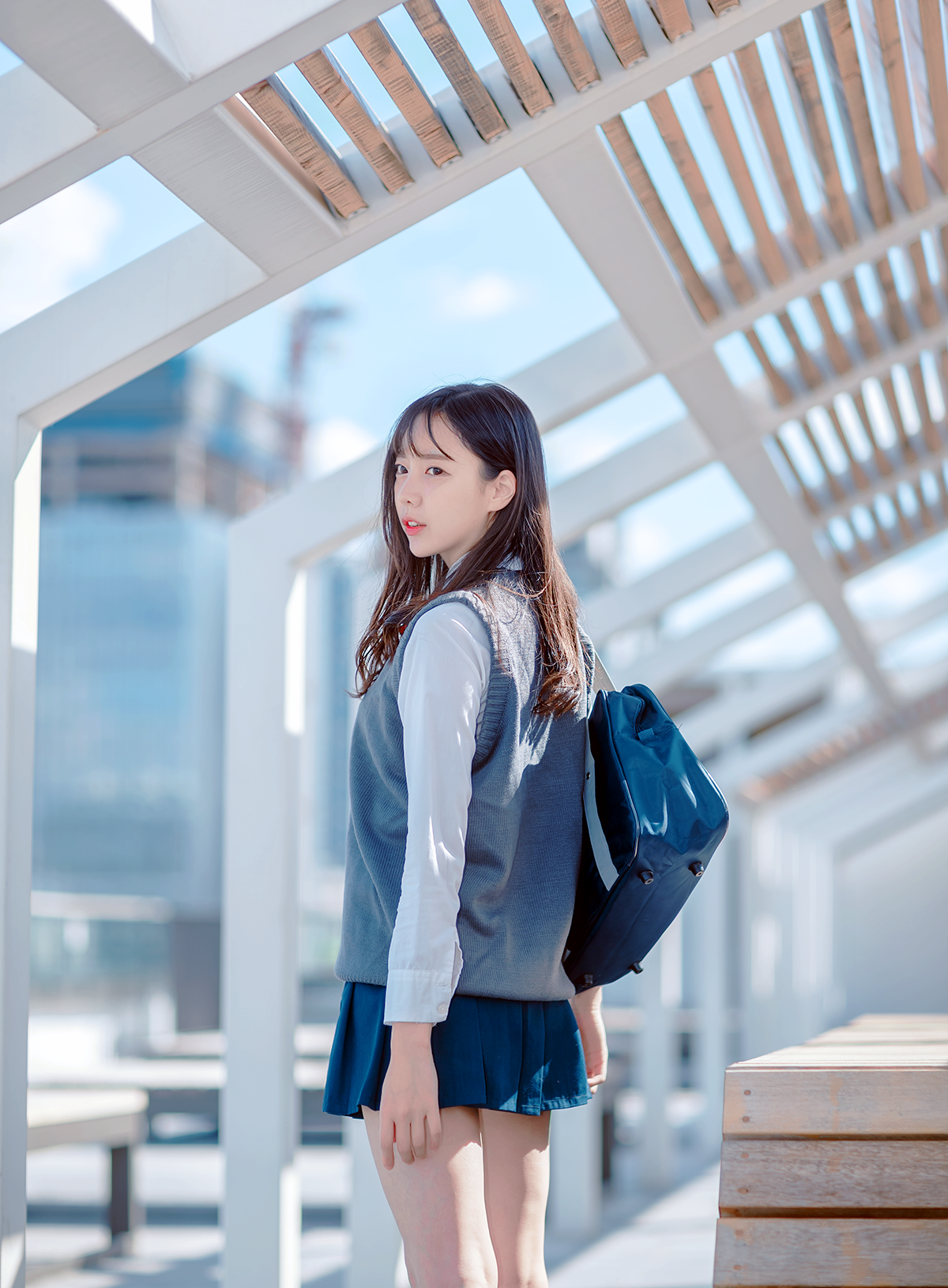 一个走在校园里的朦胧可爱青涩小女生