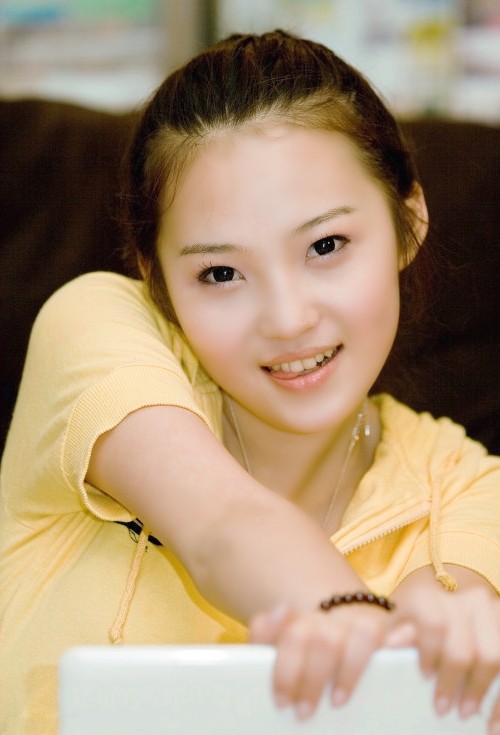 一个拿着笔记本爱学习的清秀萌姑娘|人像|妹子|可爱_新浪新闻