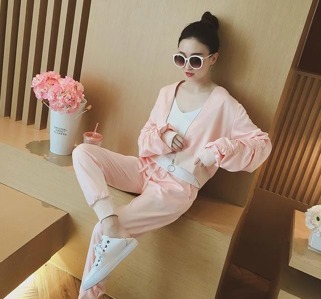 今年流行的秋季运动套装,宽松的版型设计,上身舒适又显瘦