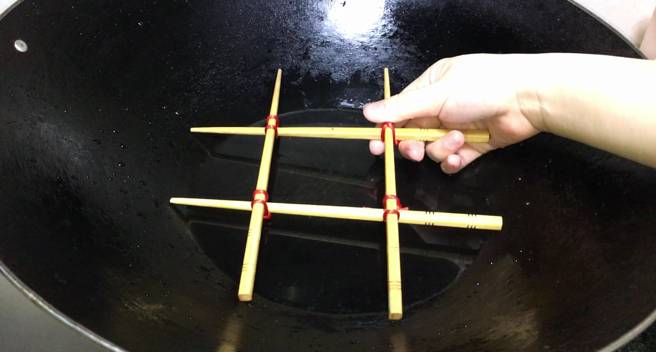 用这个筷子自制的蒸架是非常牢固的,利用筷子自制蒸架的方法是不是很