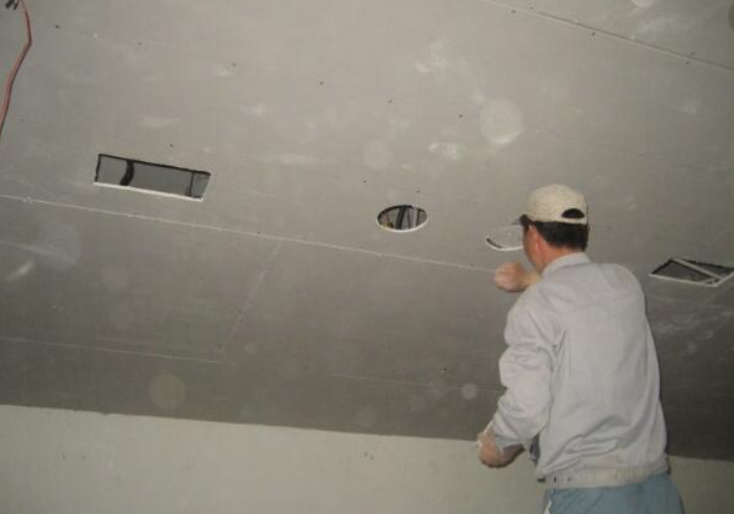 吊顶上的灯孔到底由谁来开?木工师傅说,开一个孔要60块