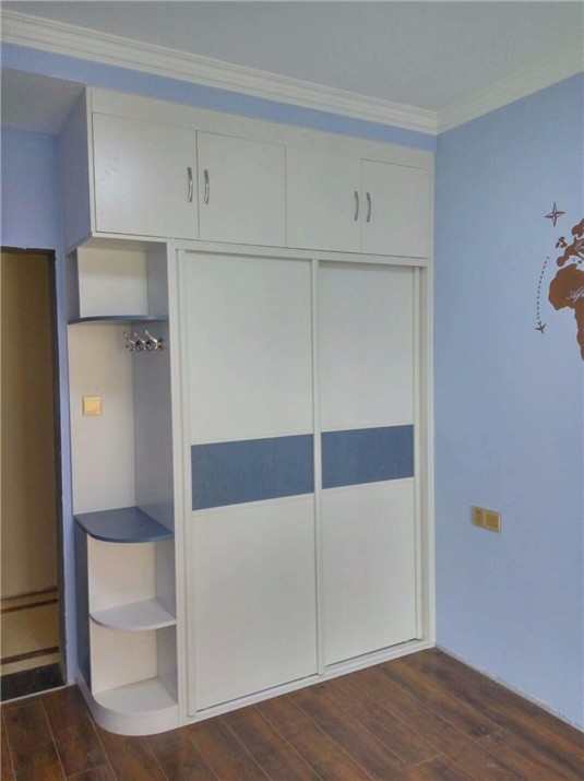 上门加了层顶柜,可以存放些过季衣物不加弧形柜这款是刚好镶嵌在墙壁