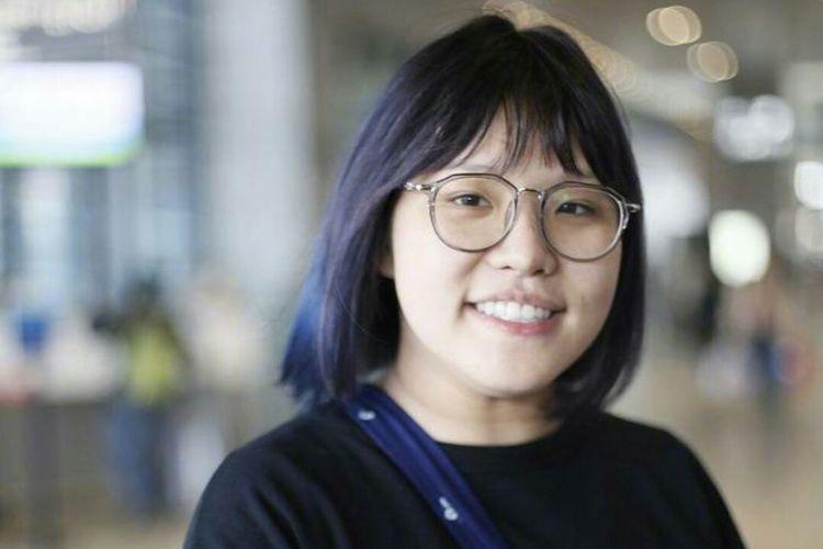 谢依霖素颜现身机场,渐变发色超减龄,心情大好对镜头频露甜笑