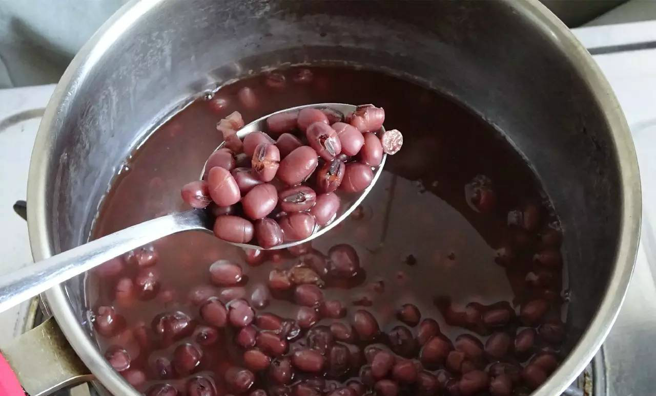 红豆太硬不易煮烂,教你3个小窍门,快速煮烂开花,省时又省火