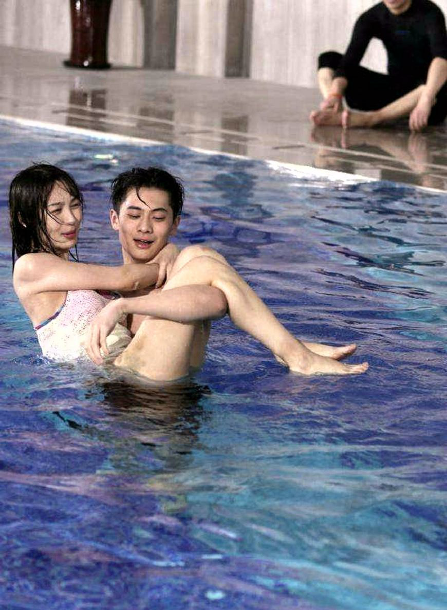 女神林志玲被黄渤公主抱,看看春哥,baby等人是怎么被抱的