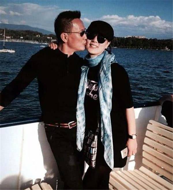 62岁搭档张丰毅爆红,和漂亮妻子低调无绯闻,儿子长得高大帅气