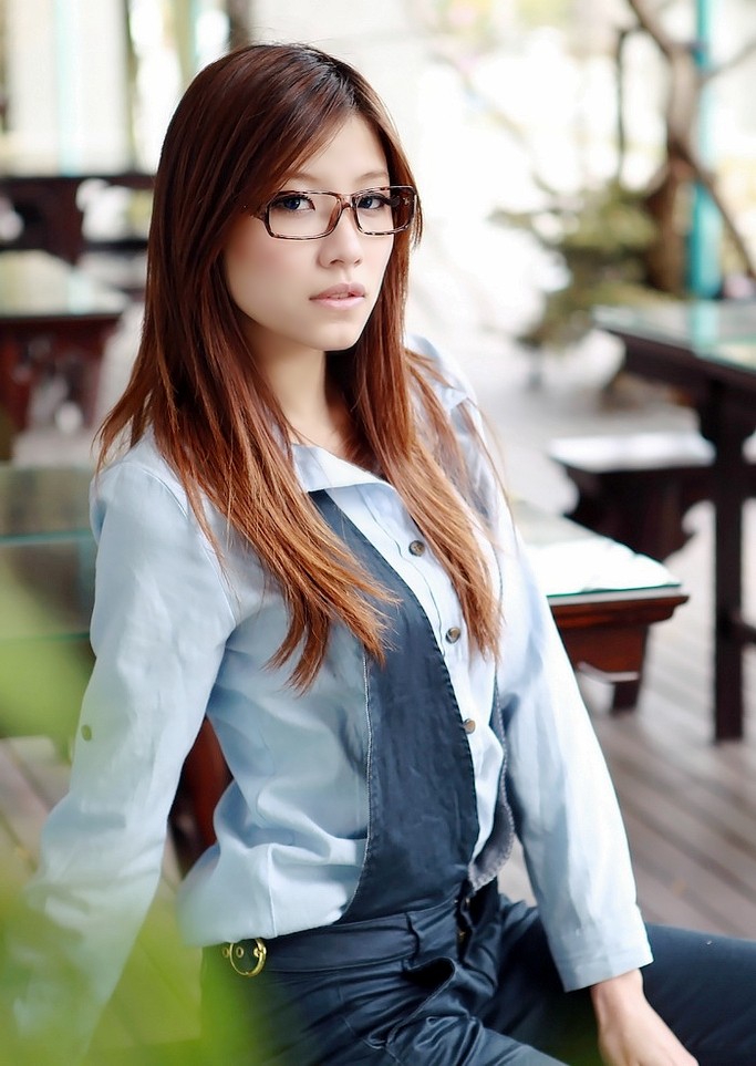 一个人小坐在茶馆的文雅眼睛美女