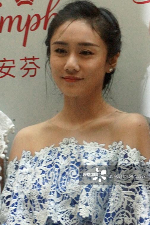 刘芸和应采儿同穿蕾丝,应采儿扮嫩如少女,刘云穿错衣服成桌布!