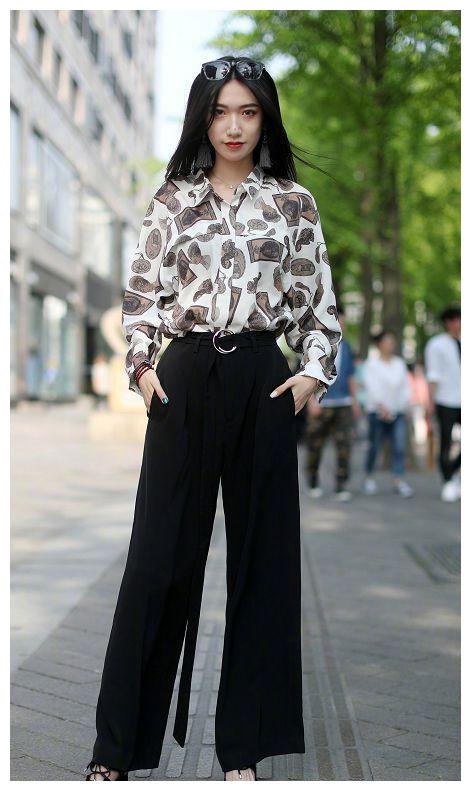 路人街拍,小姐姐搭配黑色的阔腿裤,完美展现自己的魔鬼身材