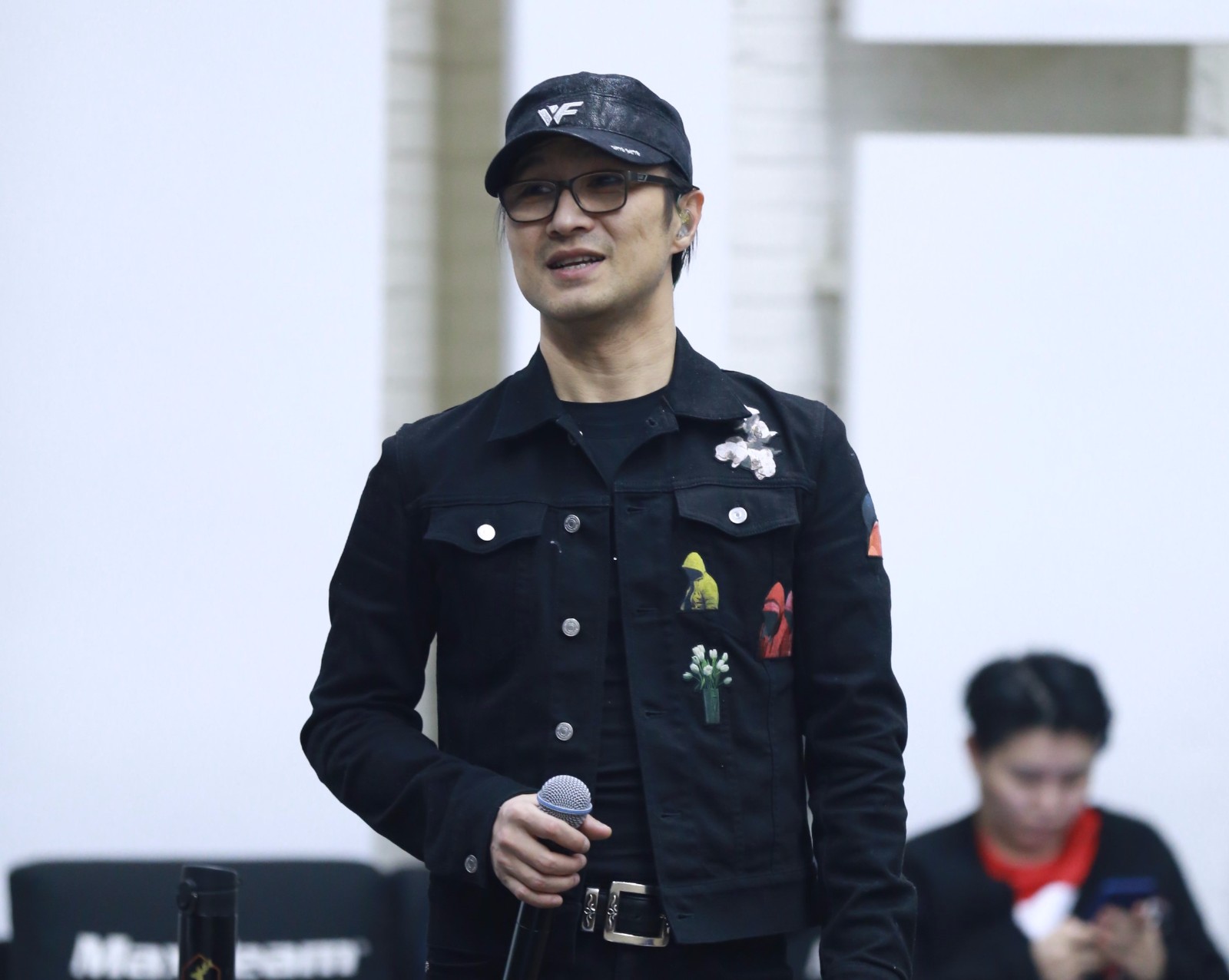 女歌手谭维维,二人将在决赛的舞台上带来披头士经典名作《hey jude》