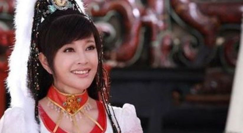 刘晓庆穿短裤跳魔性舞蹈大秀好身材,63岁皮肤