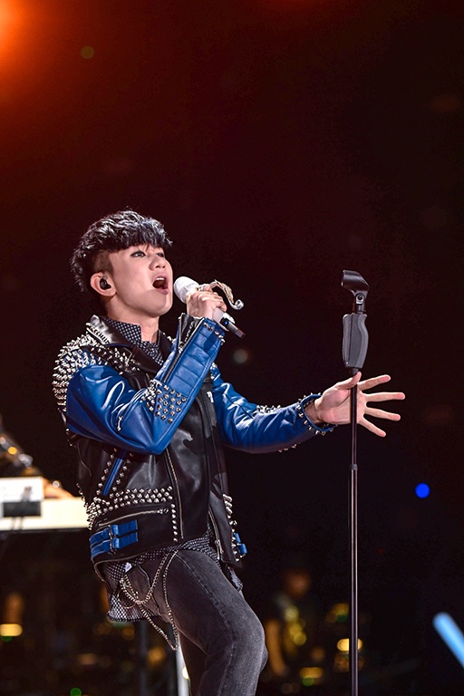 林俊杰首次挑战视觉系烟熏妆 演绎摇滚版《独角戏》