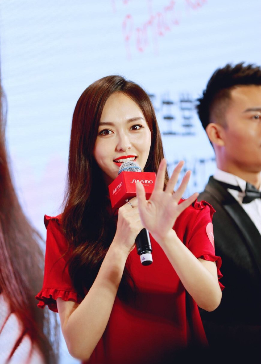 唐嫣一身淑女裙变身大红糖,手上鸽子蛋钻戒抢镜_新浪看点