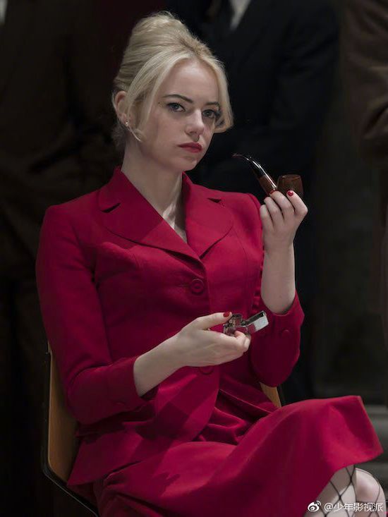 石头姐emma stone主演的netflix新剧新剧照,红衣简直美到窒息!