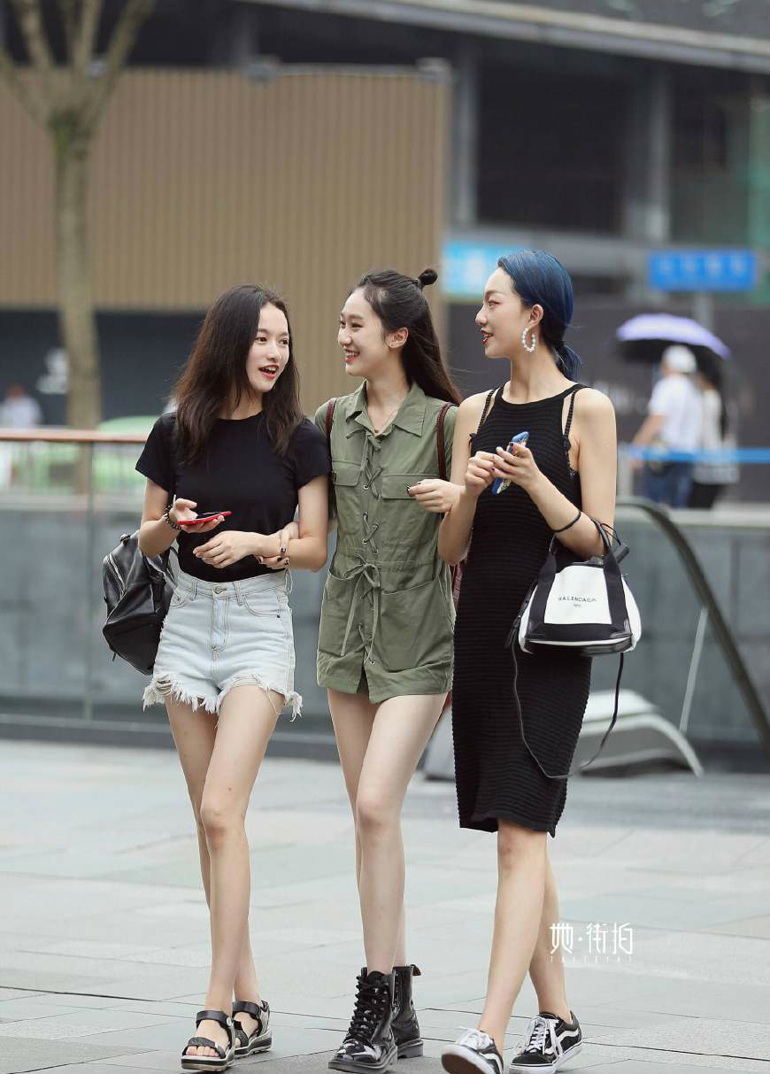 街拍闺蜜,美美的闺蜜们,颜值高身材好,养眼的不得