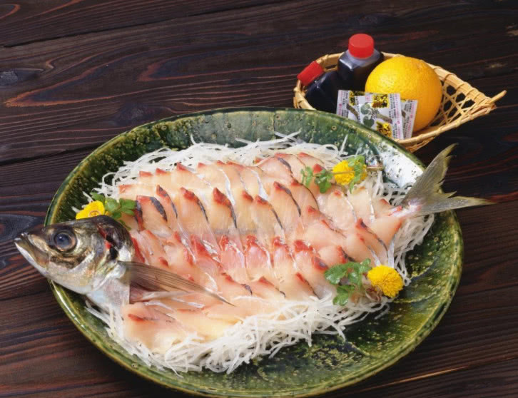 日本最顶级的刺身:上桌时看到还在颤抖的鱼,日本食客都兴奋了!