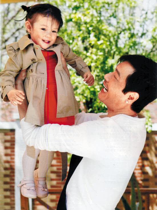 现在罗嘉良和前妻生的儿子也已经长高了,看方敏仪也是老了很多.