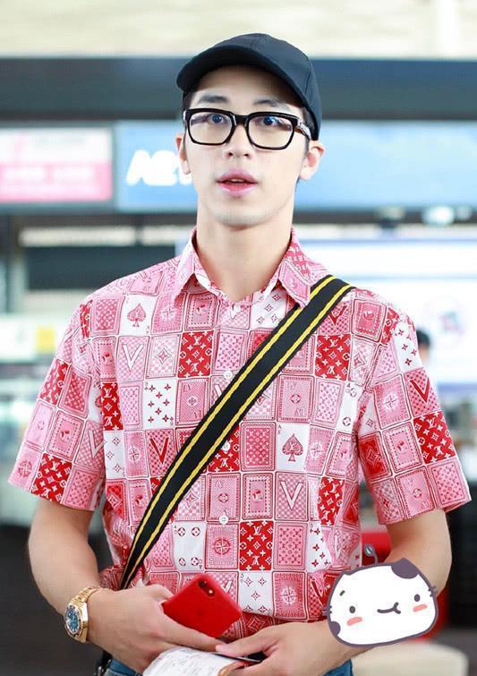 许魏洲厉害了,穿这颜色衬衫也感觉这么洋气,幸好他皮肤白!