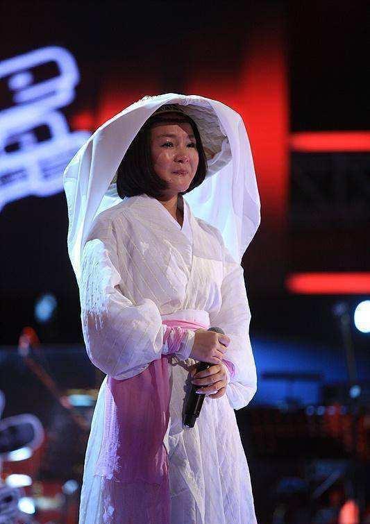 曾被好声音力邀却遭那英逼到封麦, 被杨幂发掘凭三生三世走红全国