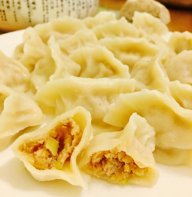 猪肉酸菜饺子是一道特色主食,主要材料为猪肉,东北酸菜,面粉等等.