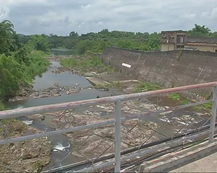 近日,有三名年轻人结伴到揭西县龙颈水库东洪桥下玩水,其中一名男子