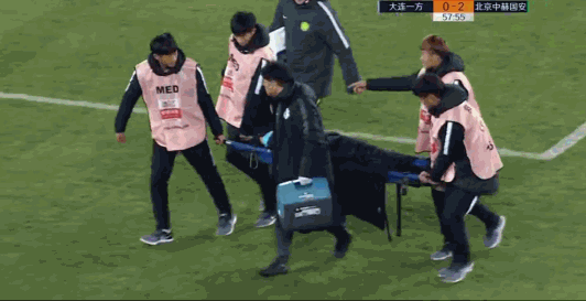 盖坦被担架抬下盖坦被替换下场第61分钟,趁着盖坦下场治疗,国安11打10