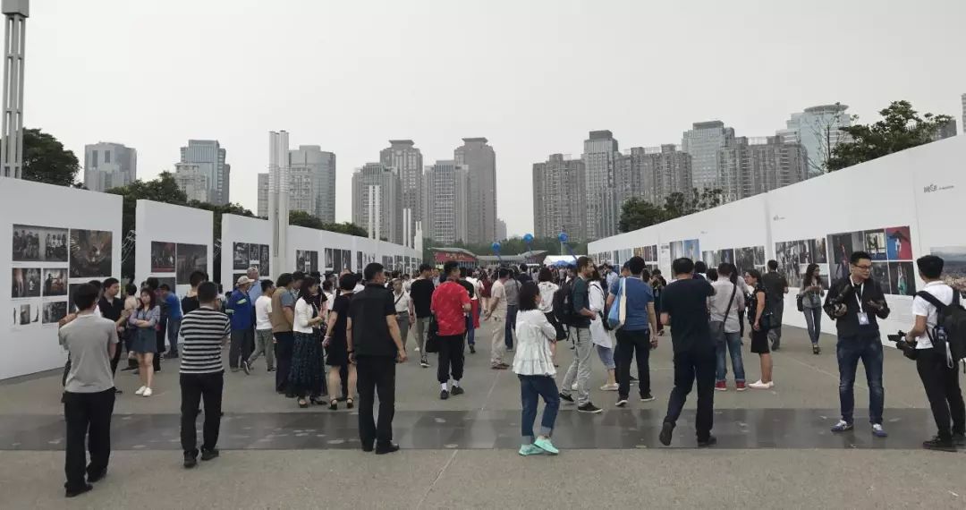位于郑东新区文化广场的室外展场   王秀清摄影观看《鸟瞰地球》展览