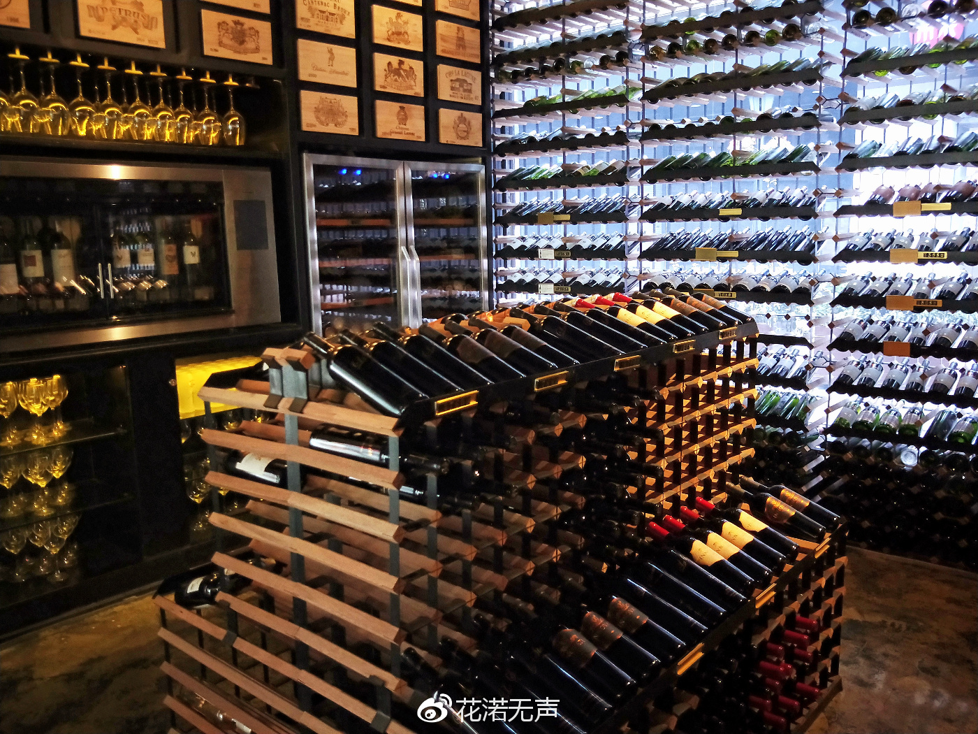 l酒铺一家古朴外壳下的时尚酒铺