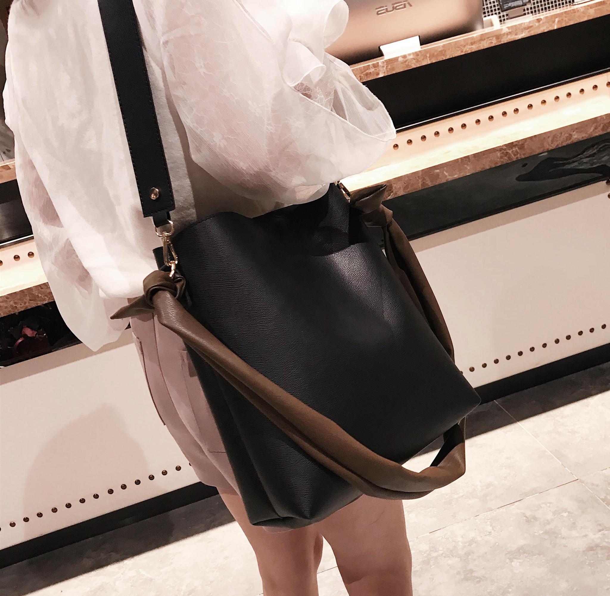 难怪女人都爱包,现在的包包实在是太个性迷人,轻巧容量大