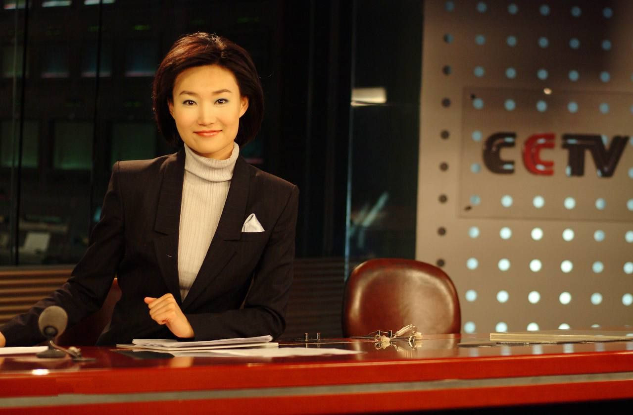 央视主持人李梓萌首次摘下假发,画风突变,网友:还是戴上吧!