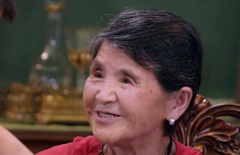 安迪亲自为奶奶做吃的,奶奶的视线移不开安迪,网友,奶奶真慈祥_新浪