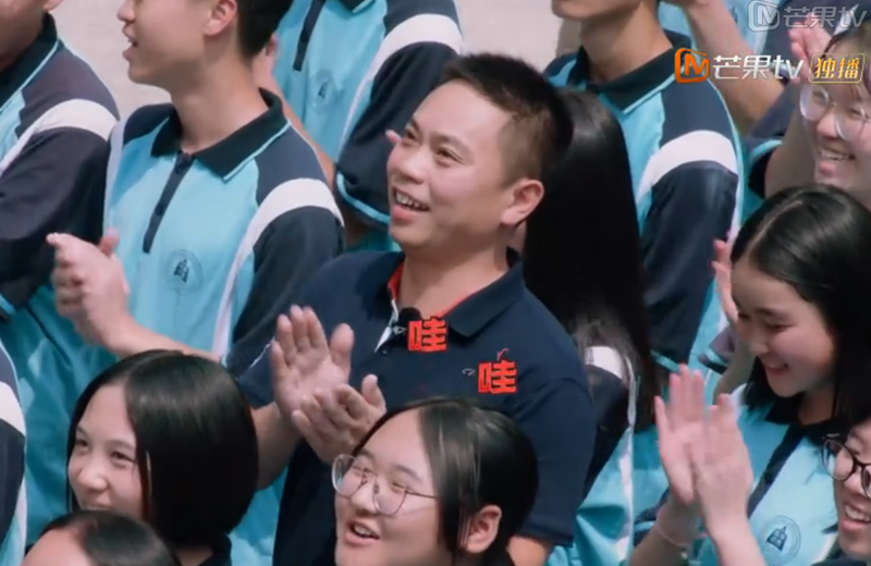 少年说爸爸让女儿考二本女儿一句话霸气宣言全场为她鼓掌