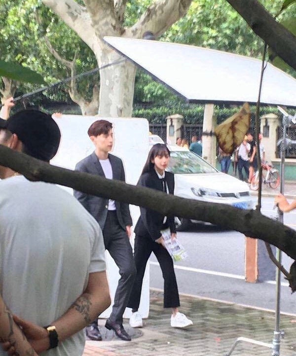 网友偶遇angelababy和邓伦,两人正装出镜,baby瘦成一道闪电|邓伦|杨颖