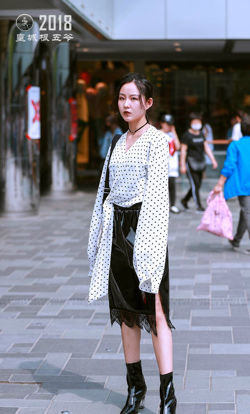 街拍，时尚潮人永远不在乎路人的目光|时尚|街拍|潮女_新浪新闻