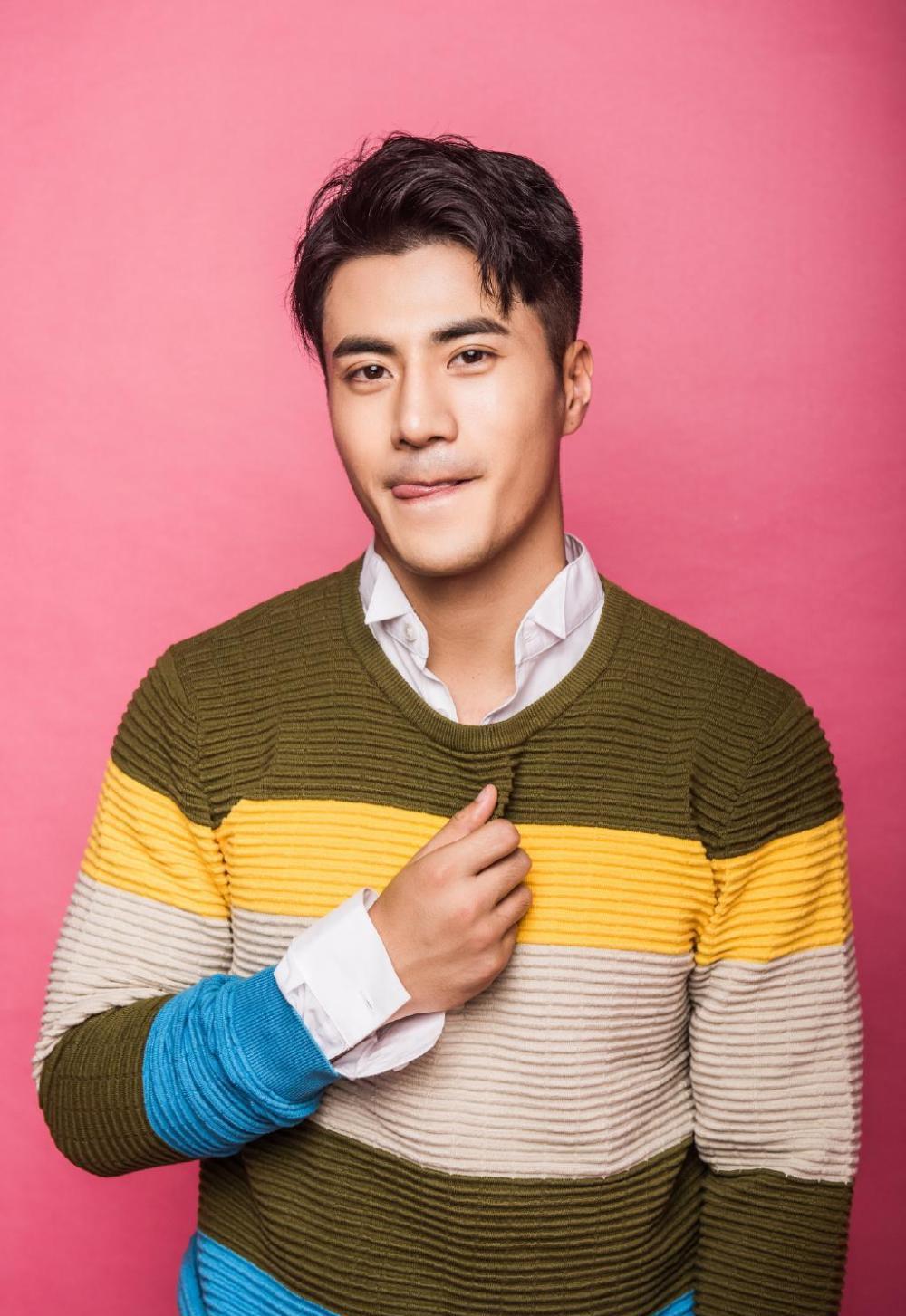 李晨浩纽约接头喝咖啡酒红色丝绒睡衣尽展复古优雅十分惬意