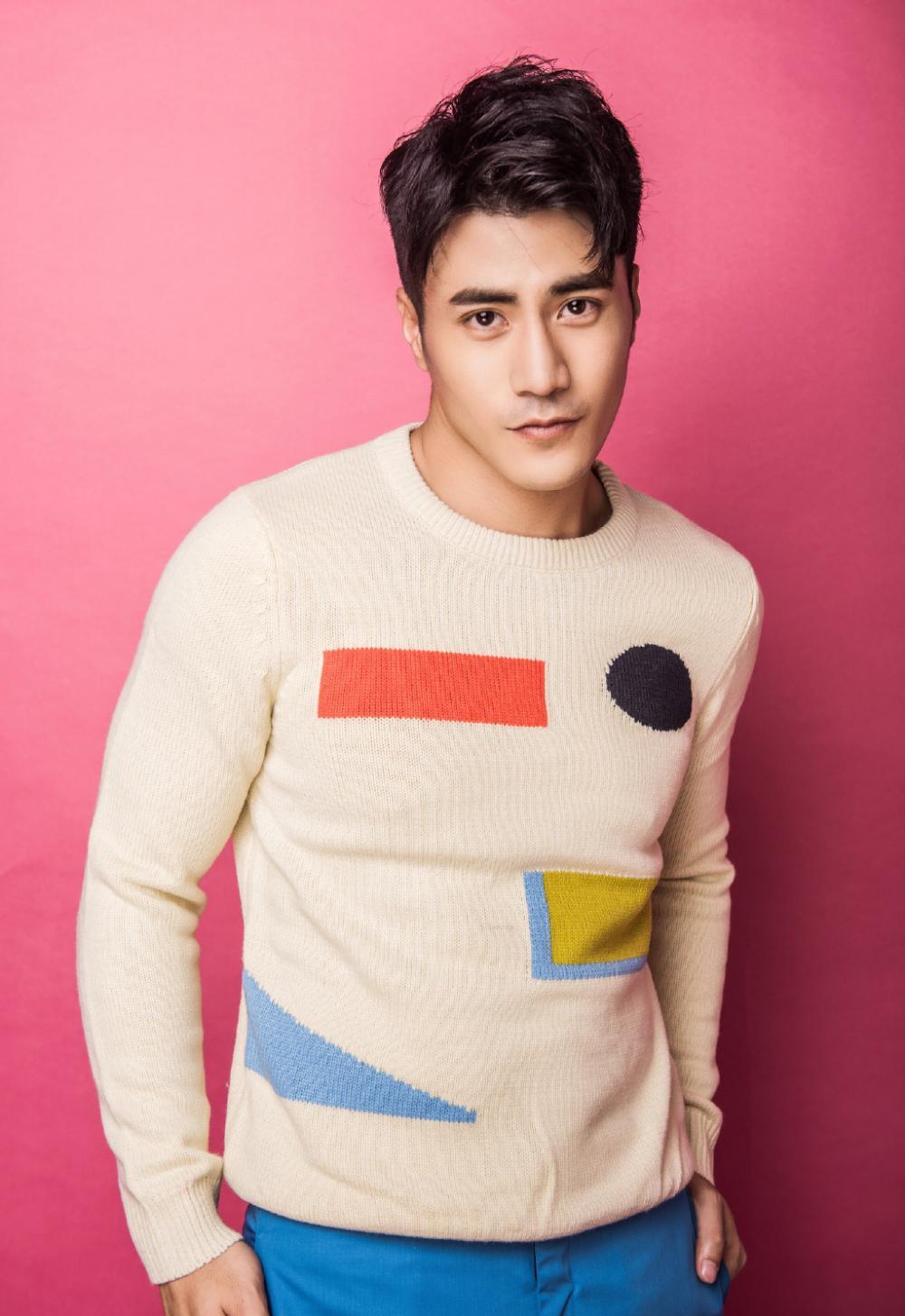 李晨浩纽约接头喝咖啡酒红色丝绒睡衣尽展复古优雅十分惬意