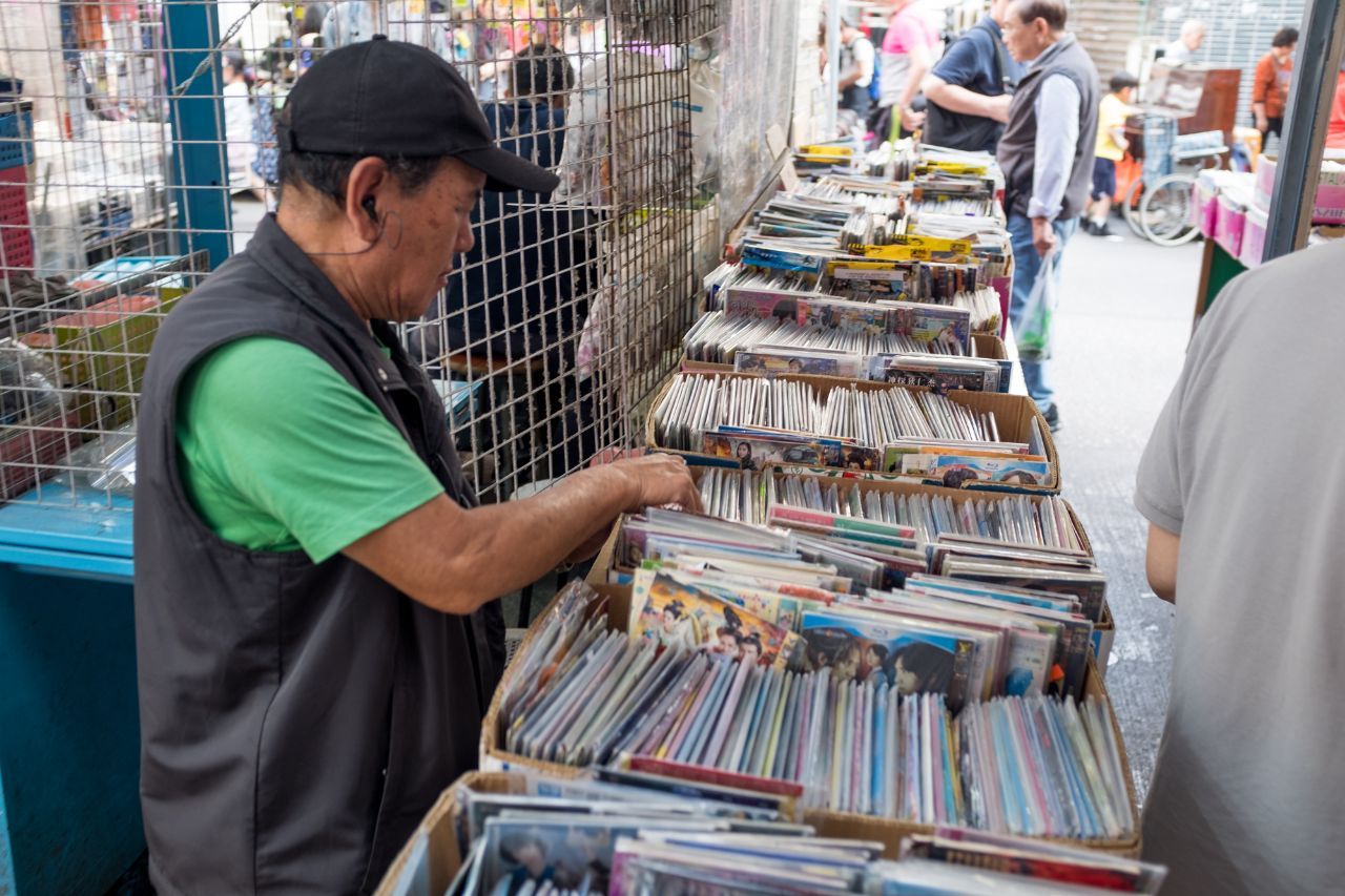 在街边卖光碟的摊位,随着互联网传媒的发展,这样的场景也越来越少见了