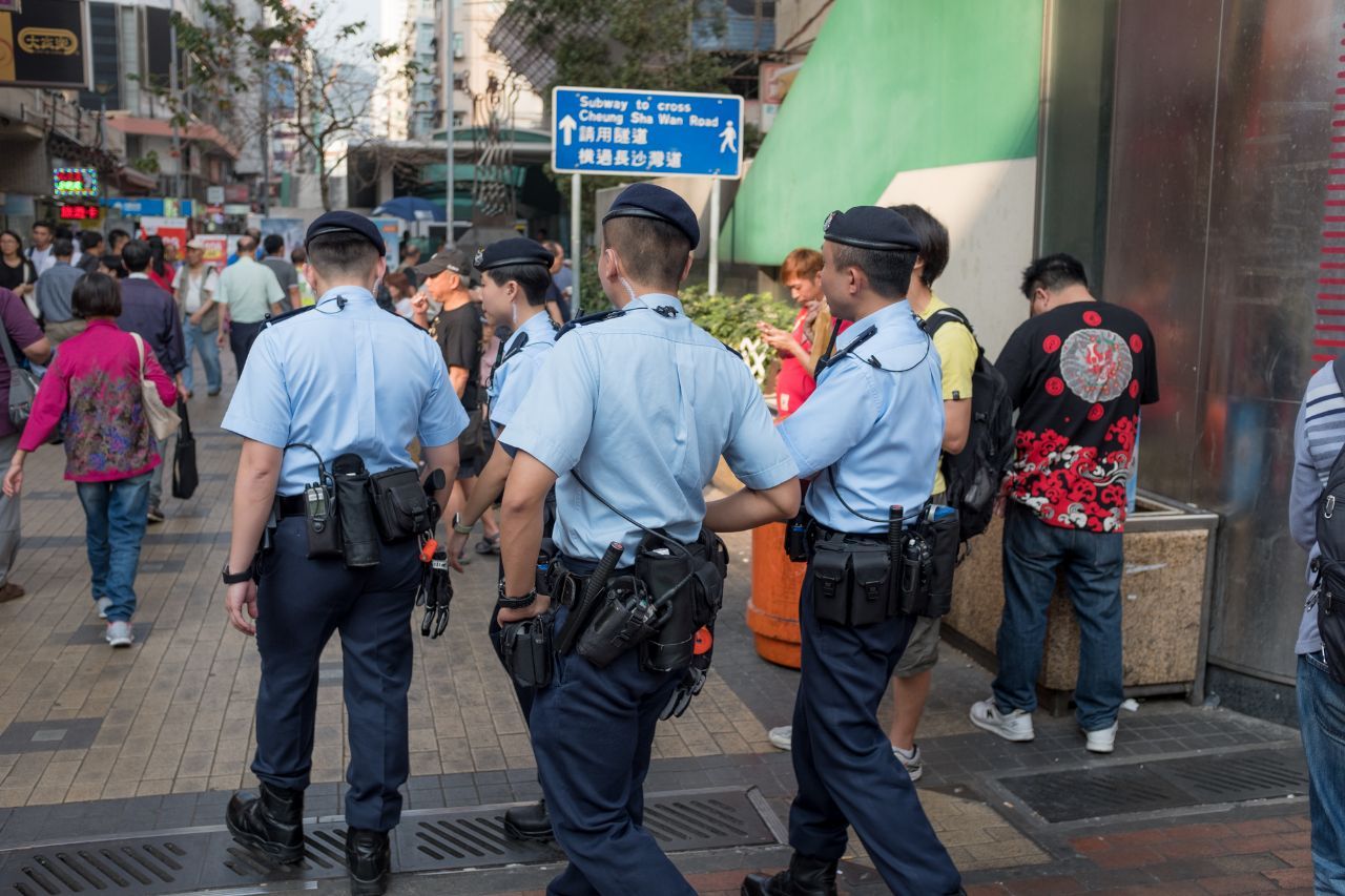 说到电影中的老香港,街头巡逻的阿sir自然也是少不了的,人员嘈杂的