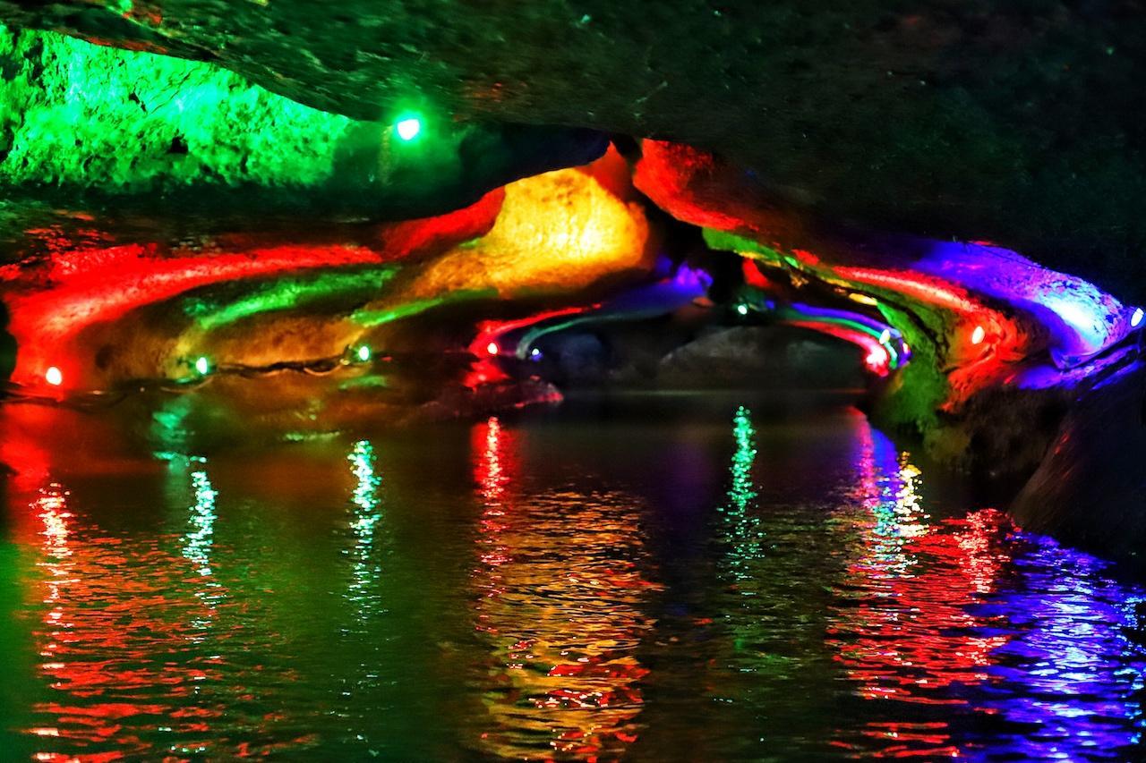 从水洞出来就进入巨大的仙源宫,再攀爬800级台阶就到了出口处,好在