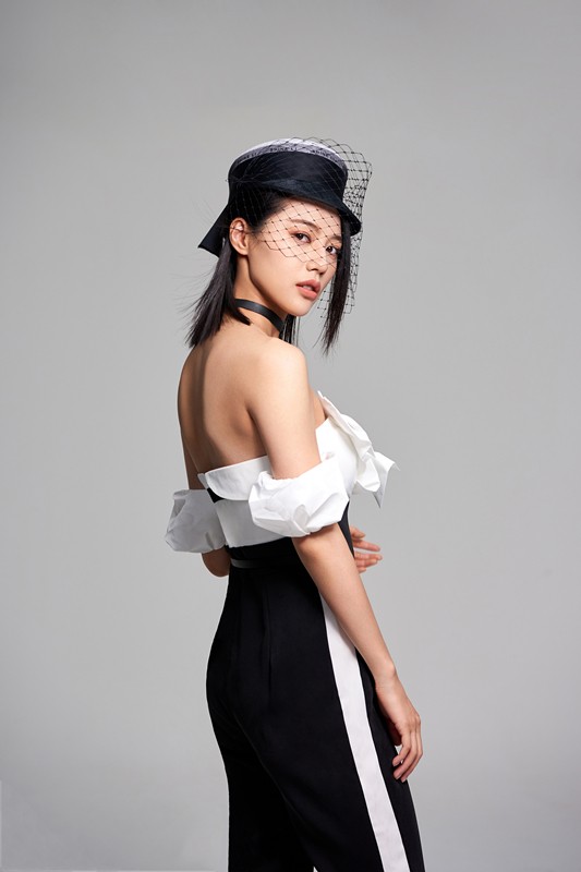 董琦曝时尚写真 简约大气演绎摩登时尚