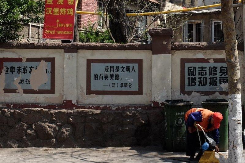 街道光景,那显示的便是平常百姓人的生活日常!