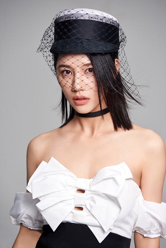 董琦曝时尚写真 简约大气演绎摩登时尚