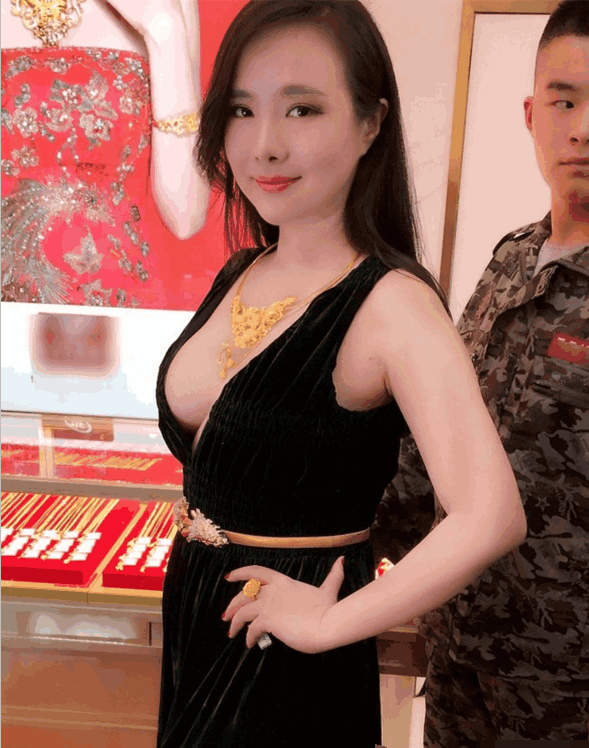 真是个个性女星, 出席活动衣着太清凉, 还不忘捞钱|干露露|出席活动