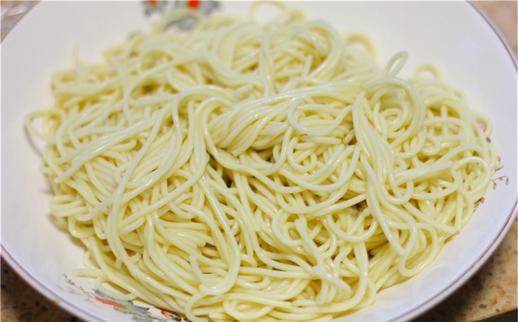 面条好吃不粘锅的秘诀! 我教你一种最简单最好吃的做法!