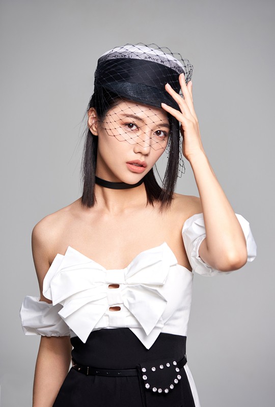 董琦曝时尚写真 简约大气演绎摩登时尚