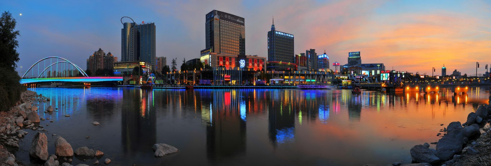 白浪河湿地与城市景色