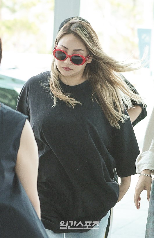 2ne1成员cl李彩琳最近现身机场,原本让女生羡慕的完美身材竟然胖成了