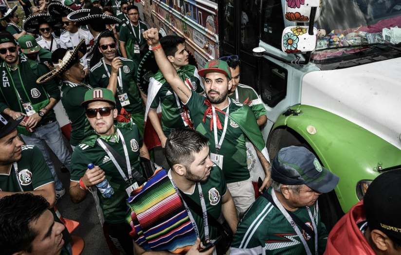墨西哥球迷举行盛大球迷游行 绵延数公里一路高歌预热德墨大战