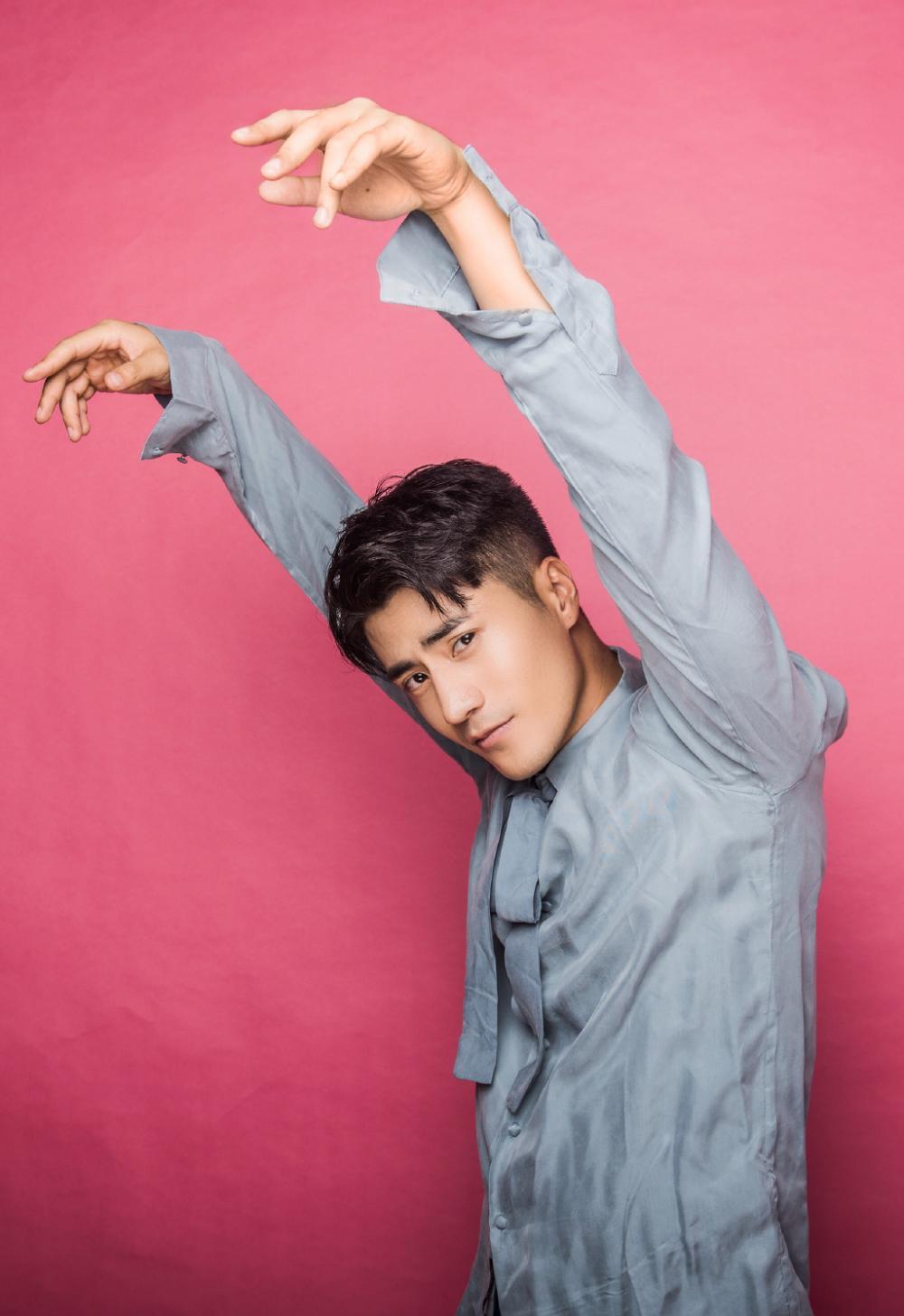 李晨浩纽约接头喝咖啡酒红色丝绒睡衣尽展复古优雅十分惬意