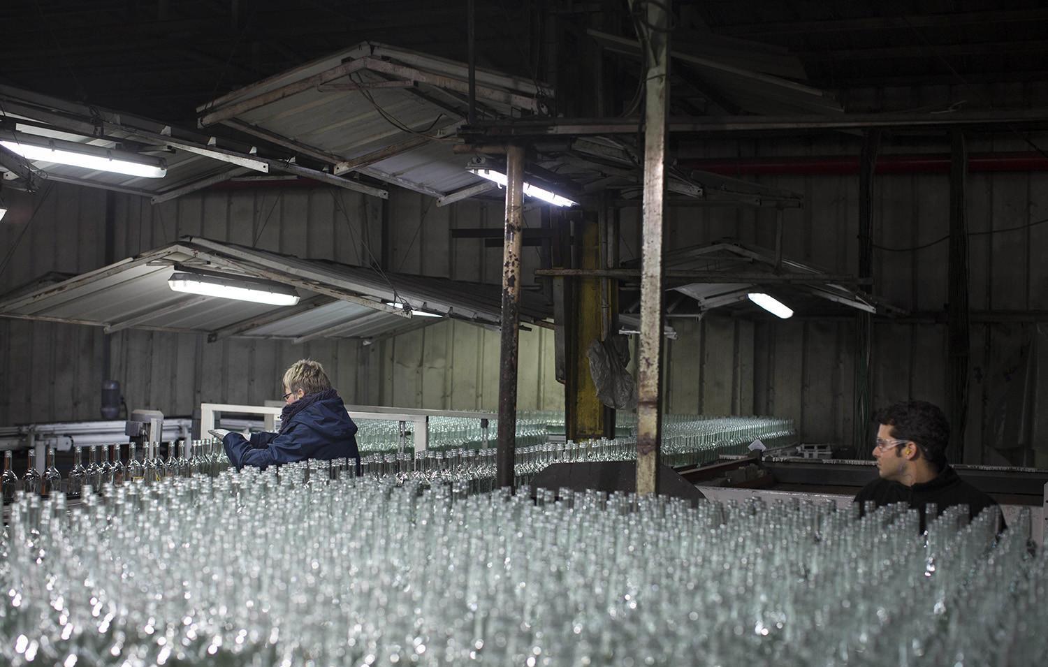 可口可乐的玻璃瓶是怎么造成的一天都不能停止工作